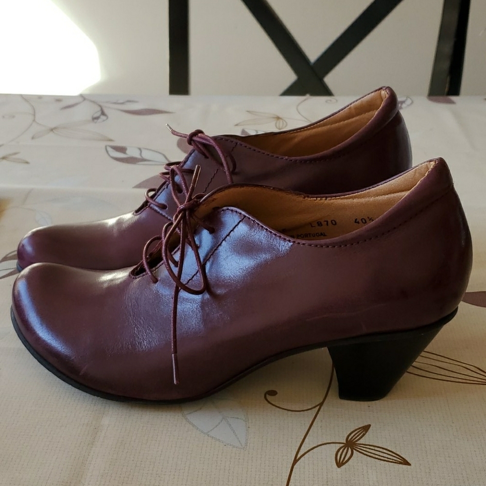 Fidji lace up oxfords.